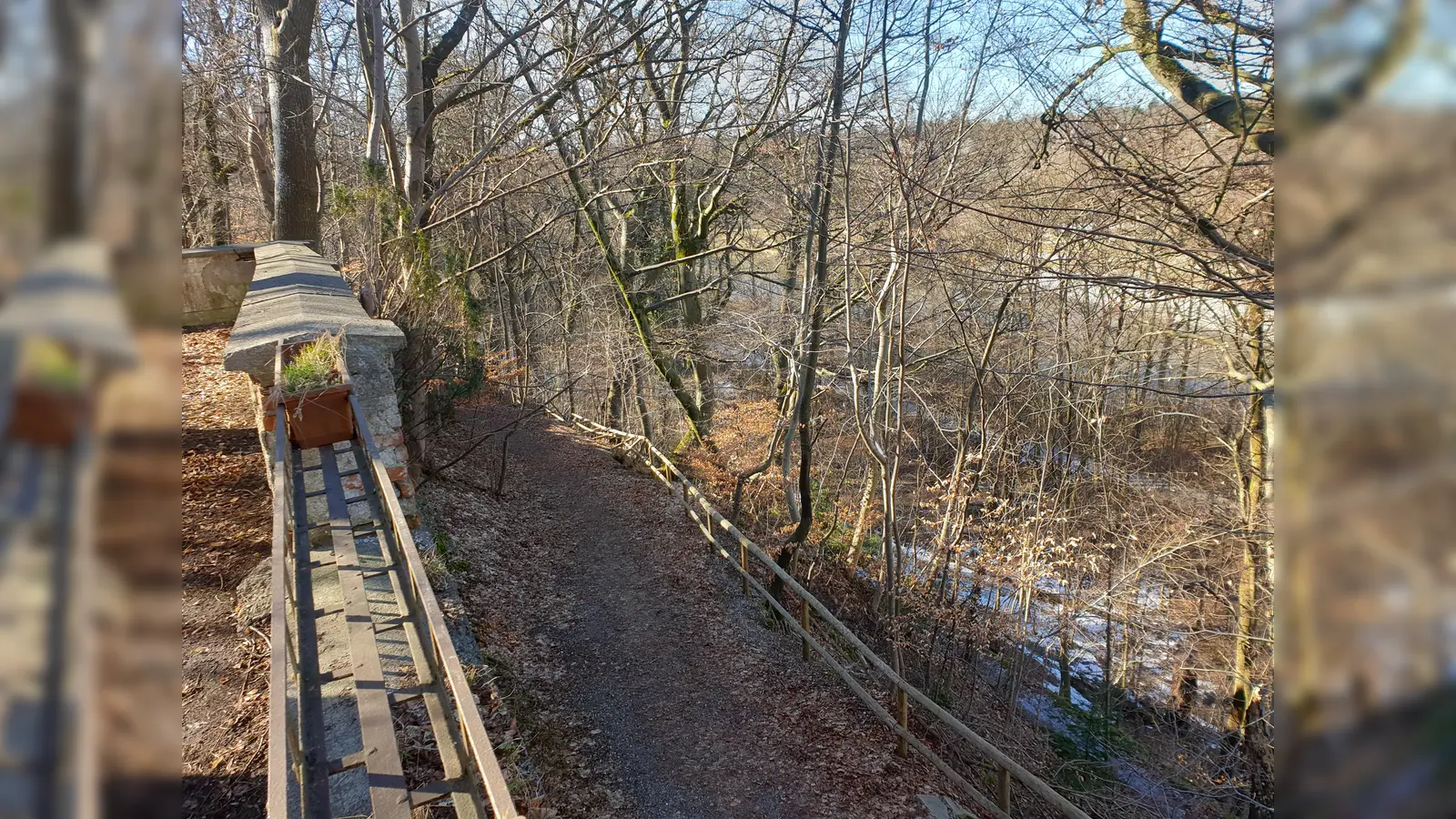 Weil der Weg zur Isar seit vier Jahren gesperrt ist, verfällt er langsam. Der BA will, dass der Weg wieder geöffnet wird. (Foto: Peter Ödinger)