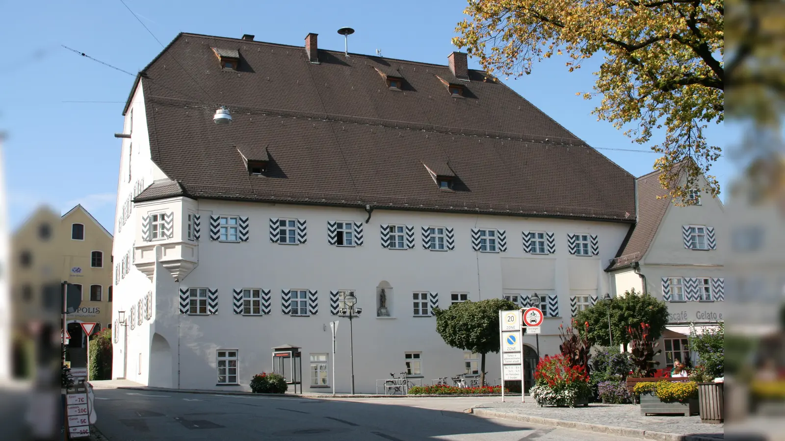 Es darf nur eine begrenzte Zahl an Personen möglichst einzeln und mit Mund- und Nasenschutz eintreten, Abstand zu anderen muss mindestens 1,50 Meter betragen.<br> (Foto: Rathaus Ebersberg )