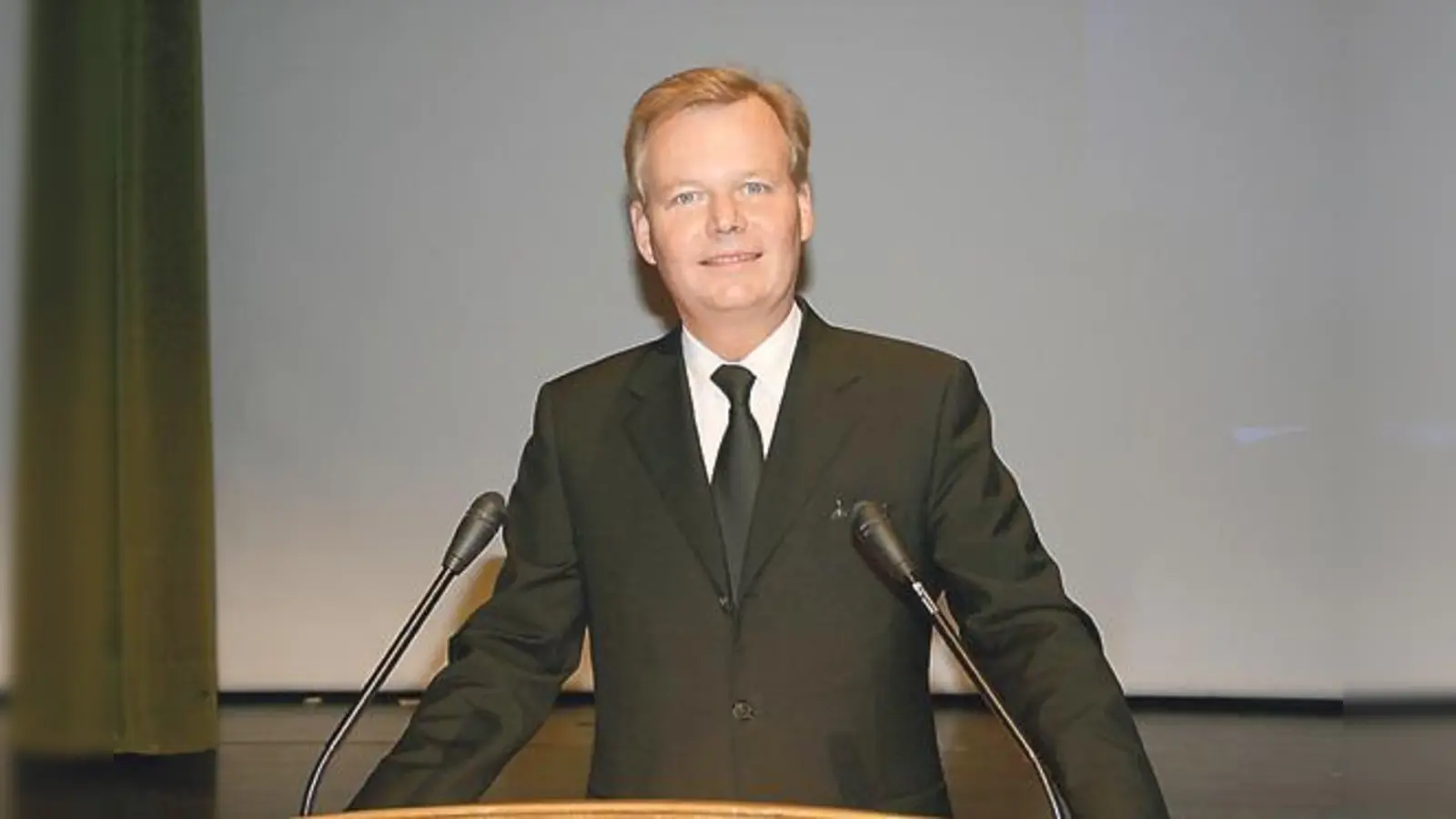 Bürgermeister Jan Neusiedl informierte über die wichtigsten Ereignisse in Grünwald .    (Foto: hol)