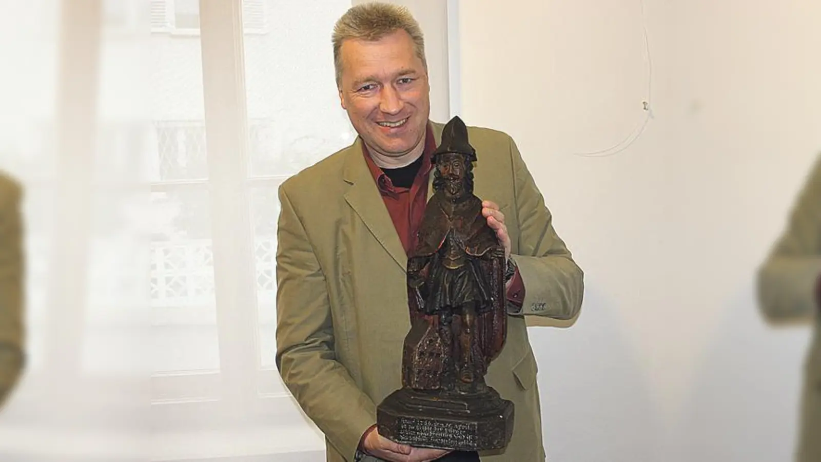 Bernhard Schäfer (mit dem Schutzpatron St. Florian) eröffnet morgen die neue Sonderausstellung.  (Foto: Stefan Dohl)