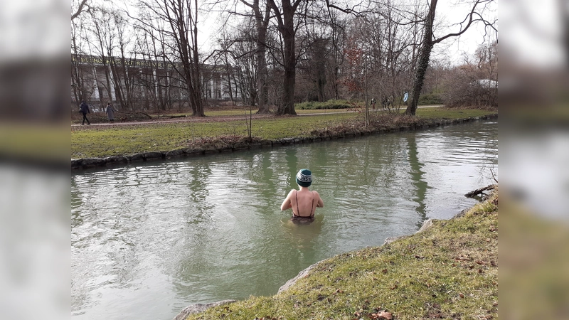 Gleich nach dem Eintauchen, sagt Eisbach-Eisbaderin Laura, spürt man die Kälte noch nicht. Der Schmerz kommt erst ein paar Sekunden später. Eine Mütze schützt den Kopf vor schnellem Wärmeverlust.  (Foto: mha)
