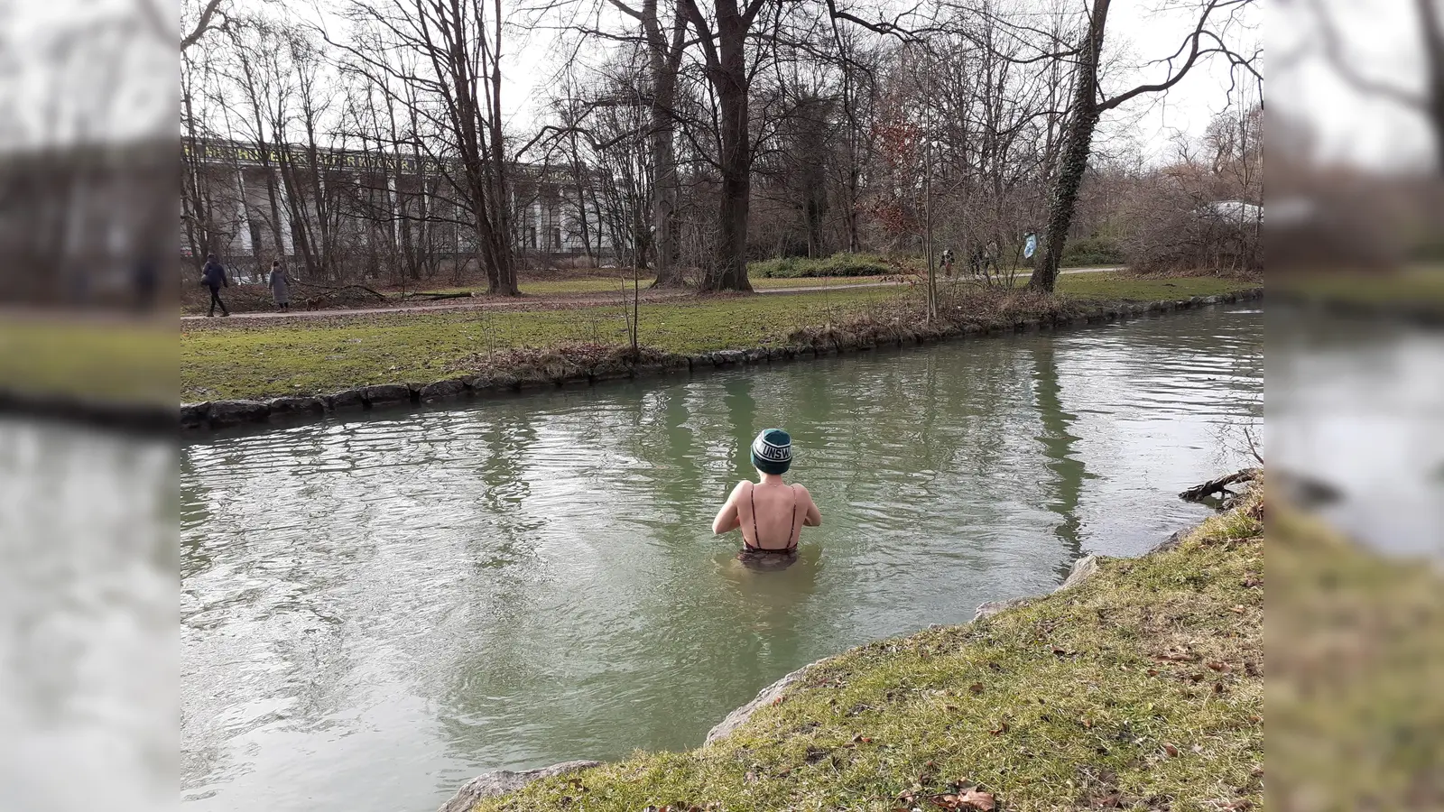 Gleich nach dem Eintauchen, sagt Eisbach-Eisbaderin Laura, spürt man die Kälte noch nicht. Der Schmerz kommt erst ein paar Sekunden später. Eine Mütze schützt den Kopf vor schnellem Wärmeverlust.  (Foto: mha)