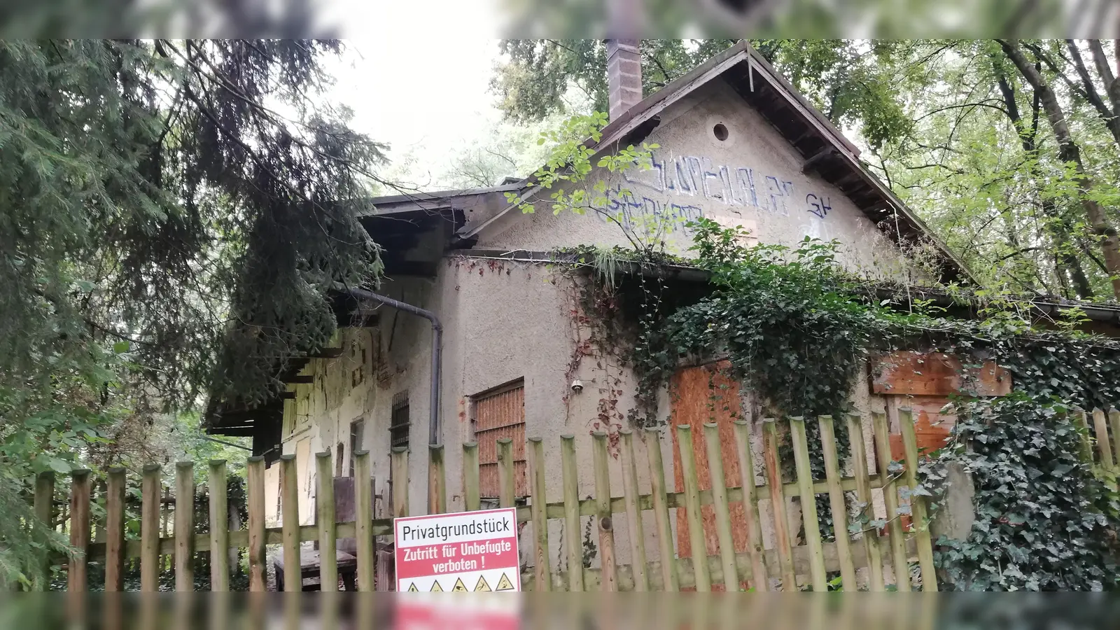 Noch steht nicht fest, wie und wann der Pasinger Perlschneiderhof saniert werden kann. Auch über die spätere Nutzung ist noch nichts entschieden, Ideen gibt es aber zahlreich. (Foto: Ulrike Seiffert)