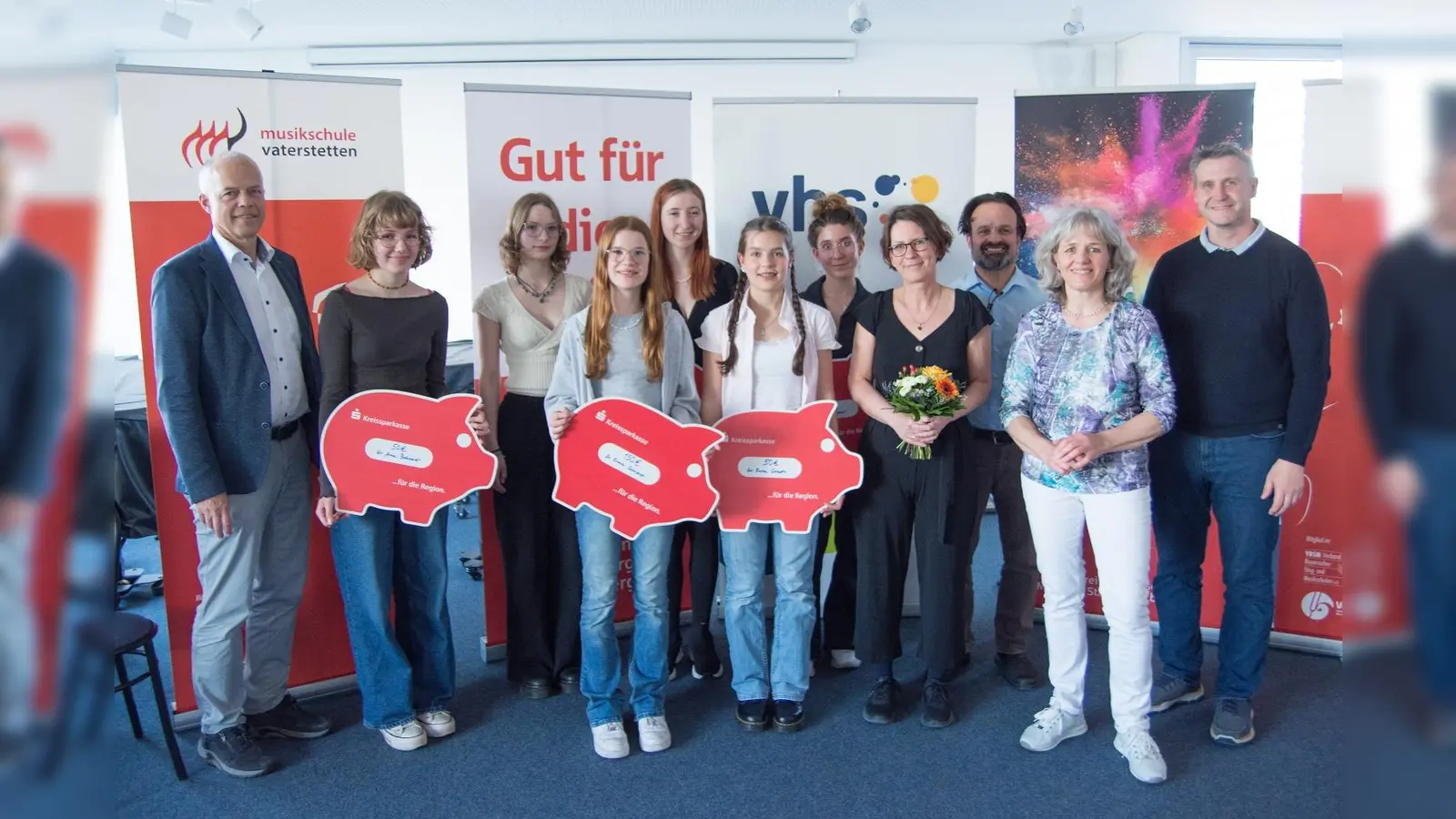 Freuten sich über die Kür der Gewinner (v.l.) Peer Frieß (vhs Vaterstetten) Preisträgerinnen Anna Bockmaier, Thalia Deiser, Emma Schnierer, Maja Höfl, Emma Gerboth, Anjella Widder, Juryleitung Juliane Breinl, vhs-Geschäftsführer Dr. Helmut Ertel vhs-Fachbereichsleitung Anja Rahimpour René Kind (Kreissparkasse).  (Foto: vhs Vaterstetten)