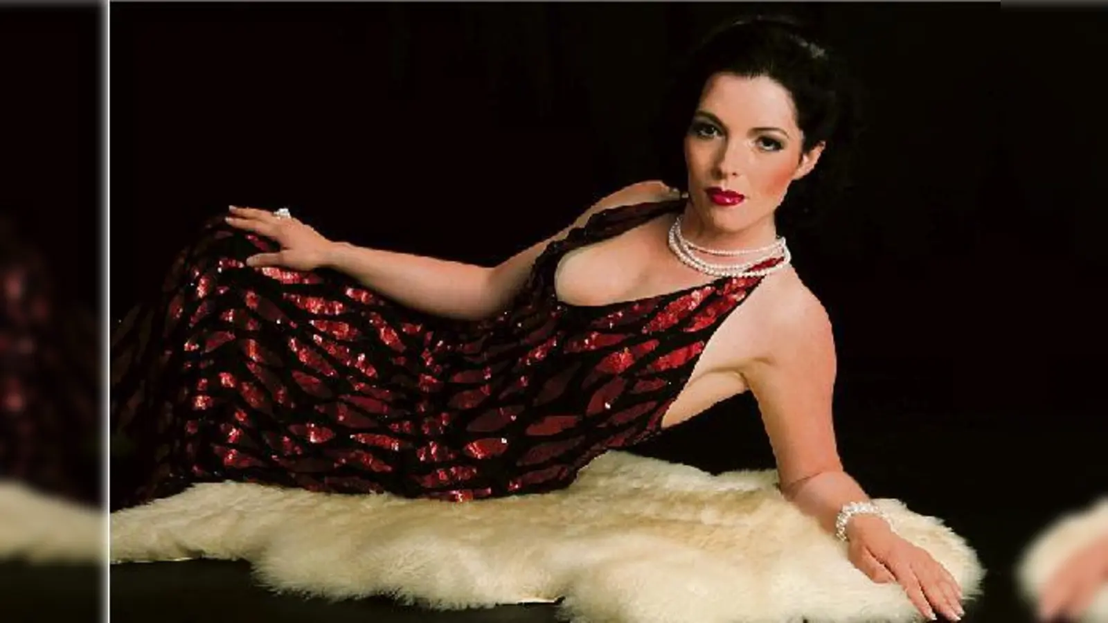 Verführt zum charmanten Liederabend: Alexandra Völkl. 	 (Foto: @Carstanjen.net)