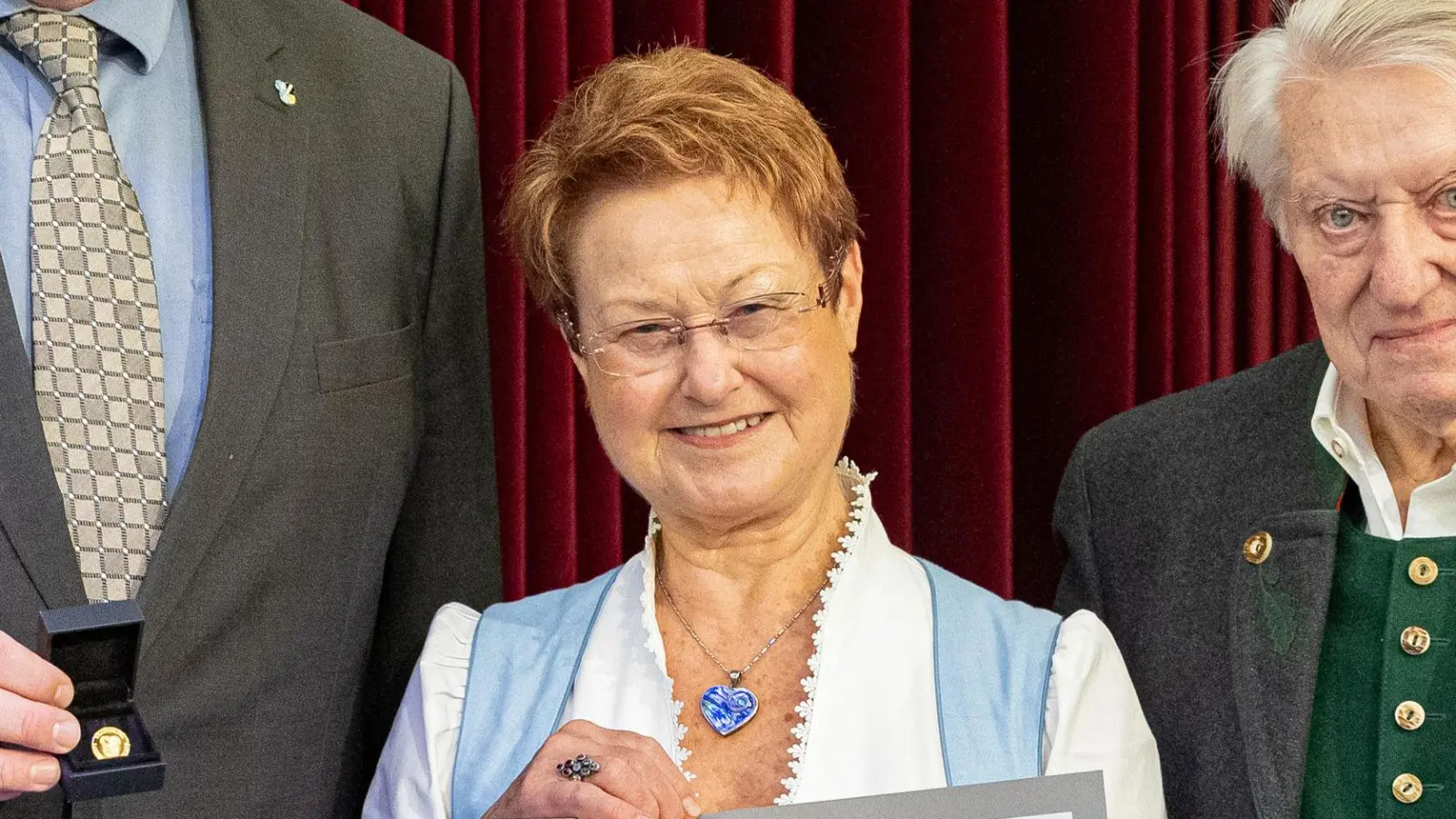 Landrat Christoph Göbel (l.) überreichte Karin Wolf die Goldene Ehrennadel des Landkreises. Rechts im Bild Werner Wolf.  (Foto: Robert Kiderle)