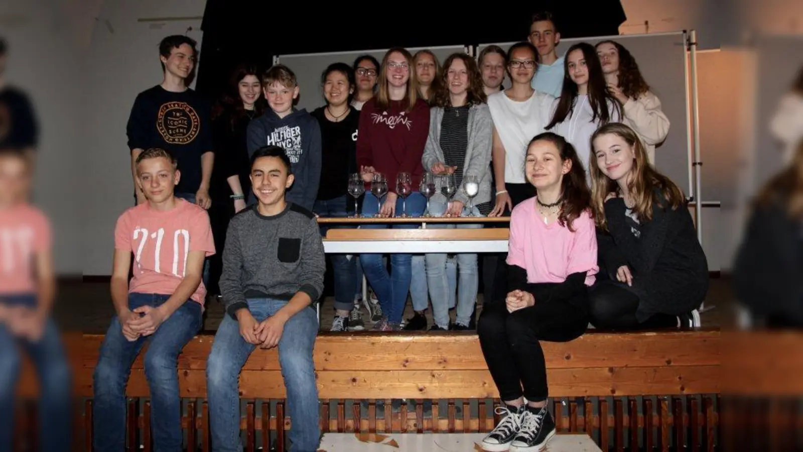 Die Naturwissenschaftliche Gruppe schlug den Bogen von der Physik zur Musik. Auf mit Wasser gefüllten Gläsern experimentierten die Mitglieder Klänge und spielten „Alle meine Entchen“. Außerdem bauten sie ein Hindernisparcours auf und ließen die Besucher mit verbundenen Augen und Echolot ihren Weg hindurch finden. (Foto: us)