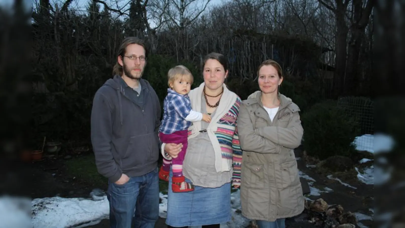 Haben die Bürgerinitiative „Gegen Giftgas im Münchner Westen”  ins Leben gerufen (v.l.): Lars und Verena Hülsmann zusammen mit Tochter Mira und Heike Rudolf. (Foto: sb)