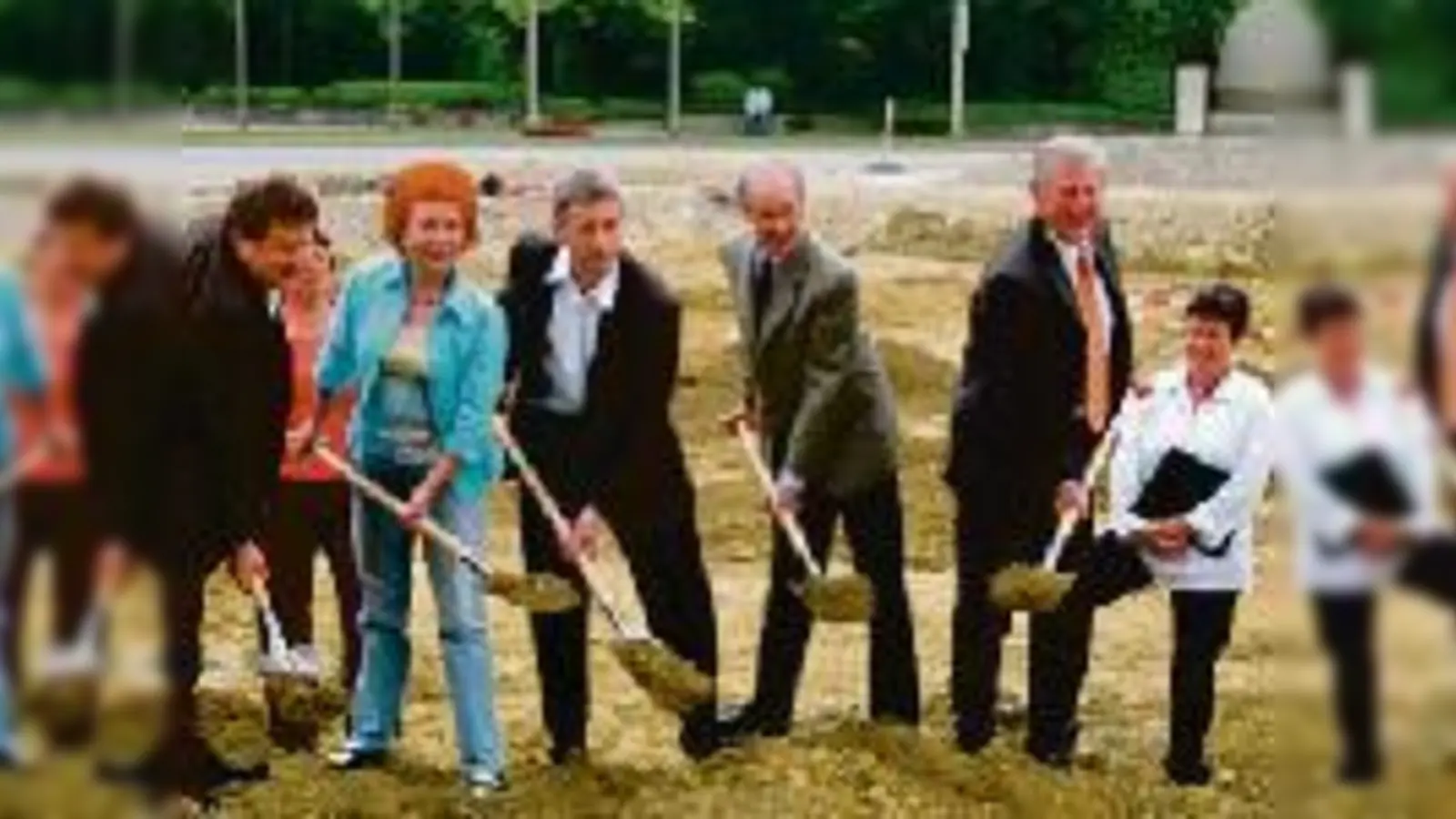 2. Bürgermeister Th. Weingärtner (SPD), 3. Bürgermeisterin R. Koller-Goertz (CSU), Architekt D. Kuttenberger, F. Haindl vom Ingenieurbüro und Rathauschef F. Schwarz (SPD) legen Hand an.  (F: Gemeinde)