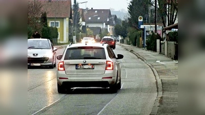 Die Ortsdurchfahrt Langengeisling ist voller Flickstellen und Schlaglöcher. OB Max Gotz nahm auf der Bürgerversammlung dazu Stellung: Man arbeite an einer Lösung.	 (Foto: kw)