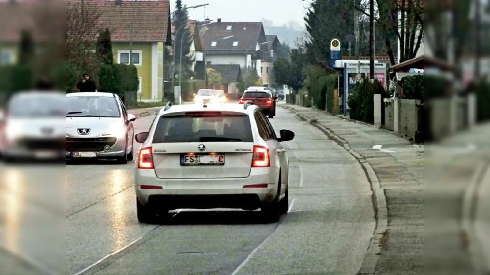Die Ortsdurchfahrt Langengeisling ist voller Flickstellen und Schlaglöcher. OB Max Gotz nahm auf der Bürgerversammlung dazu Stellung: Man arbeite an einer Lösung.	 (Foto: kw)