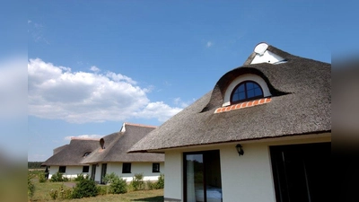 Urlaub an der Ostsee: Reetgedeckte Ferienhäuser in Linstow in Mecklenburg-Vorpommern. (Foto: www.vandervalk.de)