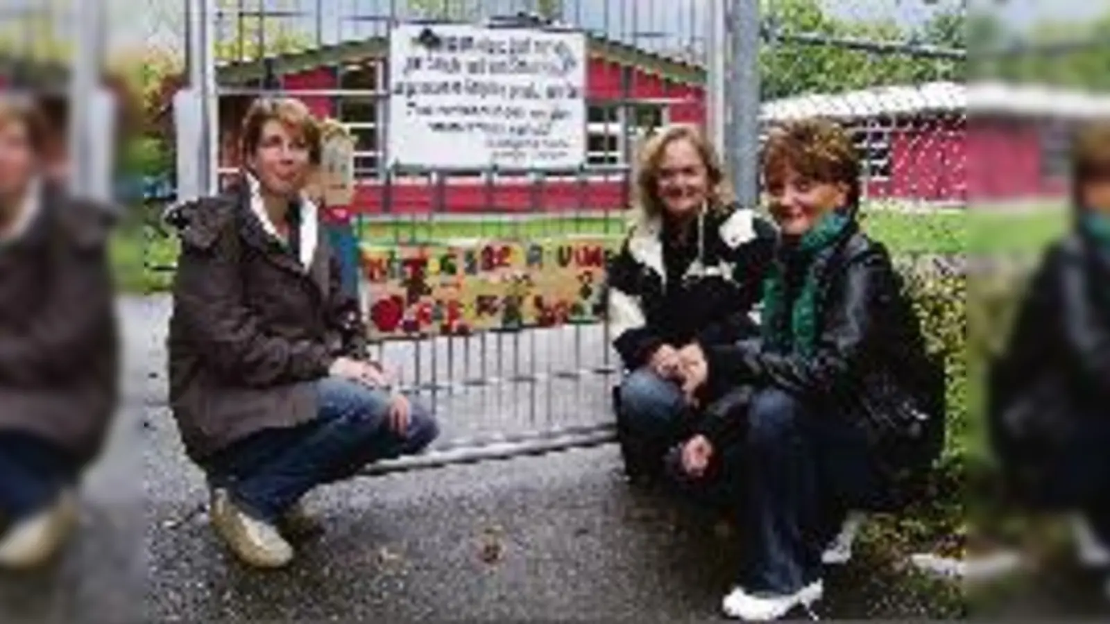 Gabriele Kerscher-Kilian, Juliette Marischka, Marcella Nemeth-Wimmer (v.l.) vor dem Schild »Mittagsbetreuung«, das Bald der Zusatz e.V. zieren wird.	  (Foto: sd)