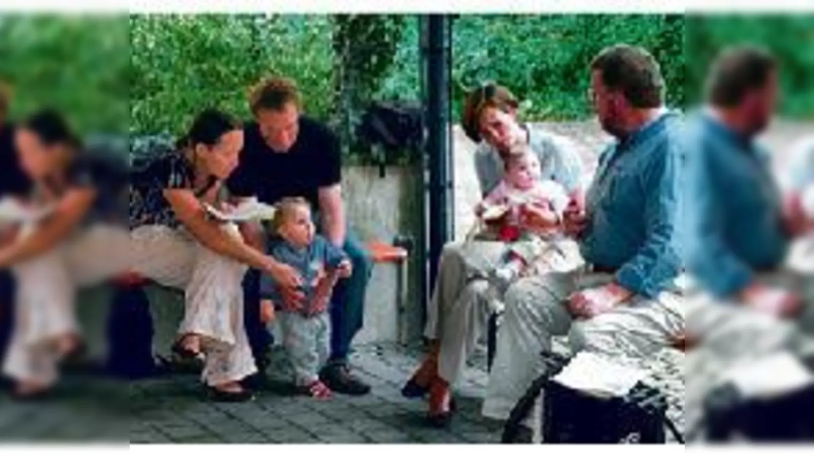 Mit Kinderreimen und -spielen begrüßte Ernst Schusser (rechts) vom Volksmusikarchiv Bruckmühl (eine Einrichtung des Bezirks Oberbayern) die »Lächelzwerge« in ihrem neuen Zuhause. 	 (Foto: VA)