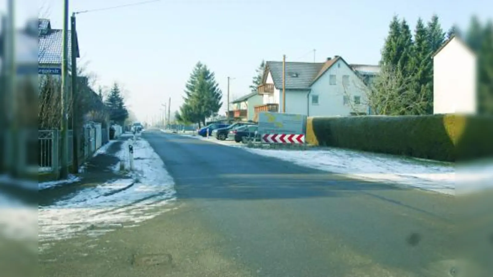 Im Sommer wird der Paul-Ehrlich-Weg zwischen Parrot- und Hauseggerstraße ausgebaut. Fußgänger und Radfahrer teilen sich in Zukunft eine zweieinhalb Meter breite Gehbahn. (Foto: ls)