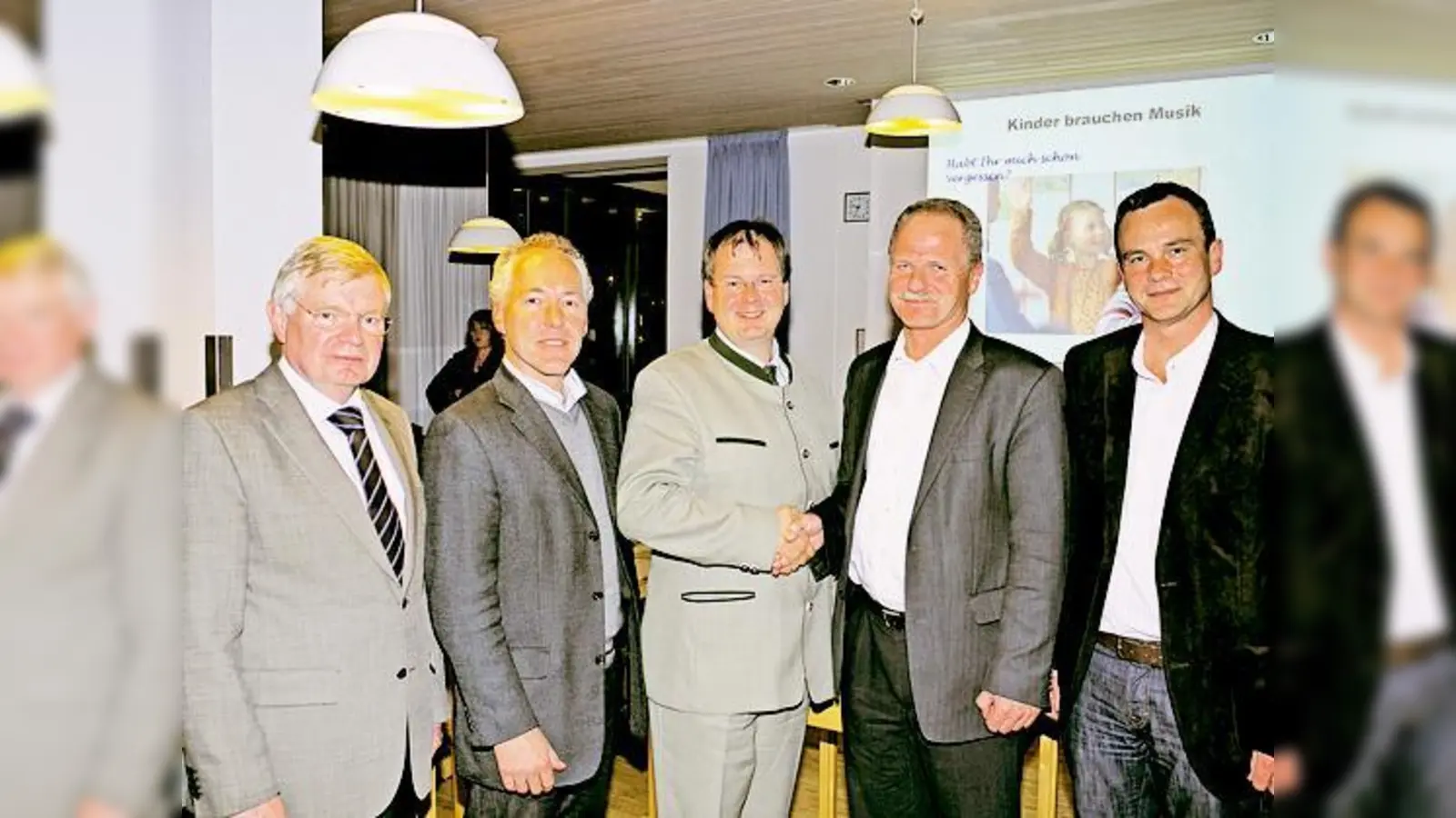 (v. l.) Vorstandsvorsitzende Christoph Hütt, Neubibergs Bürgermeister Günter Heyland, sein Unterhachinger Amtskollege Wolfgang Panzer sowie die Musikschulleiter Wolfgang Greth und Hermann Michael Schnabel.  (Foto: Kohnke)