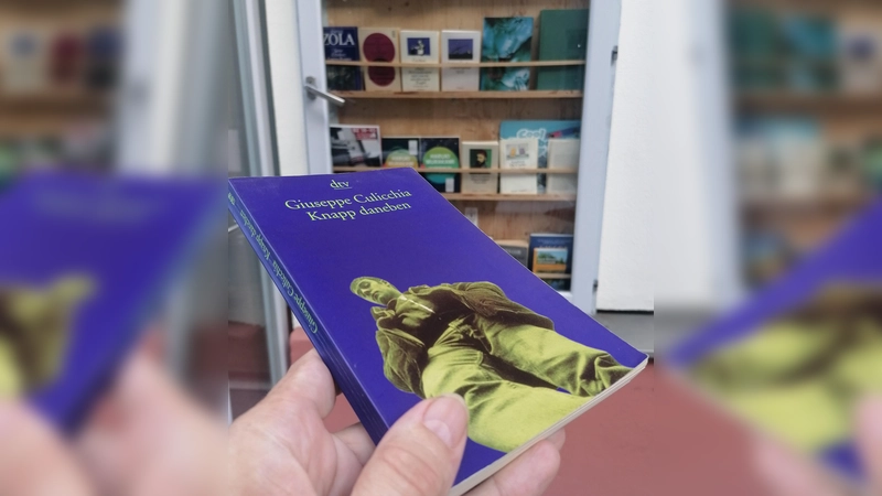 „Knapp daneben” im Bücherfenster an der Ligsalzstraße: Der Roman über den jungen Walter erzählt mitreißend und bissig von Unsicherheit, von Ängsten, von Problemen und von Einsamkeit. (Foto: job)