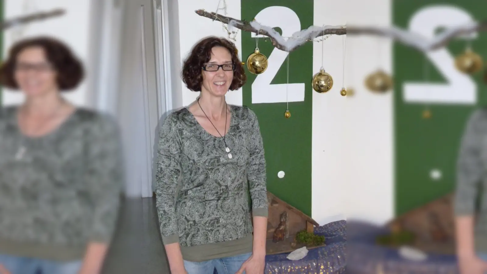 Sternchen ausschneiden, Tannenbäumchen kleben oder Herzchen stempeln – zur Weihnachtszeit verwandelt sich der Kindergarten Maria Heimsuchung in eine kleine Weihnachtswerkstatt. Geschenke für die Eltern und Großeltern gehören selbstverständlich auch zum Bastelalltag in der Vorweihnachtszeit, erklärt Erzieherin Christine Niedermeier. „Letztes Jahr haben wir für die Eltern Anhänger fürs Fenster gemacht“, berichtet die Erzieherin. Drei unterschiedlich große Sterne wurde dafür aus fester Knetmasse geformt und an einem Faden befestigt. Auch hat die Erziehern schon viele Holzanhänger bemalt und Weihnachtsplätzchen gebacken, die von den Kindern mit Nüssen, Rosinen und bunten Streuseln verschönert wurden. „Heute haben wir Goldsterne für die Dekoration gebastelt“, erzählt Christine Niedermeier. (Foto: BK)