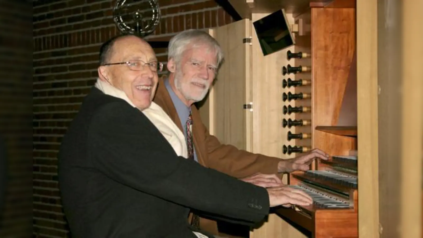Franz Brandl (l.) und Horst Fleck wollen Jugendliche fürs Singen begeistern. Seit Mitte November gibt es daher den »Jungen Chor Schwabing«.	 (Foto: scy)