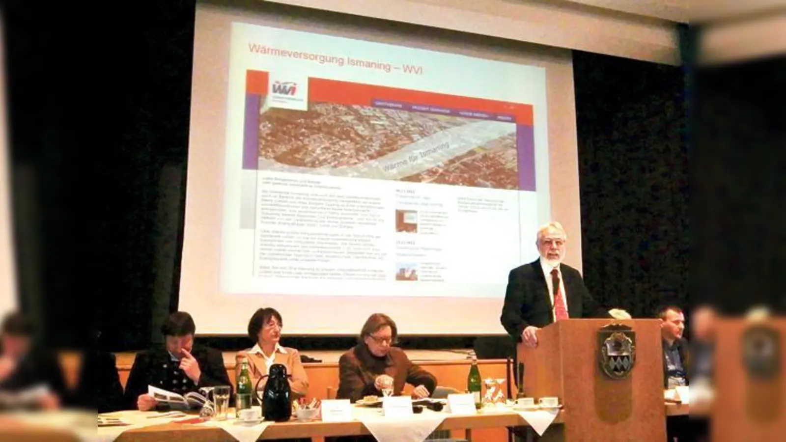 Bürgermeister Michael Sedlmair »fütterte« seine Bürger zwei Stunden lang mit wichtigen Informationen zur Ortsentwicklung.	 (Foto: ikb)