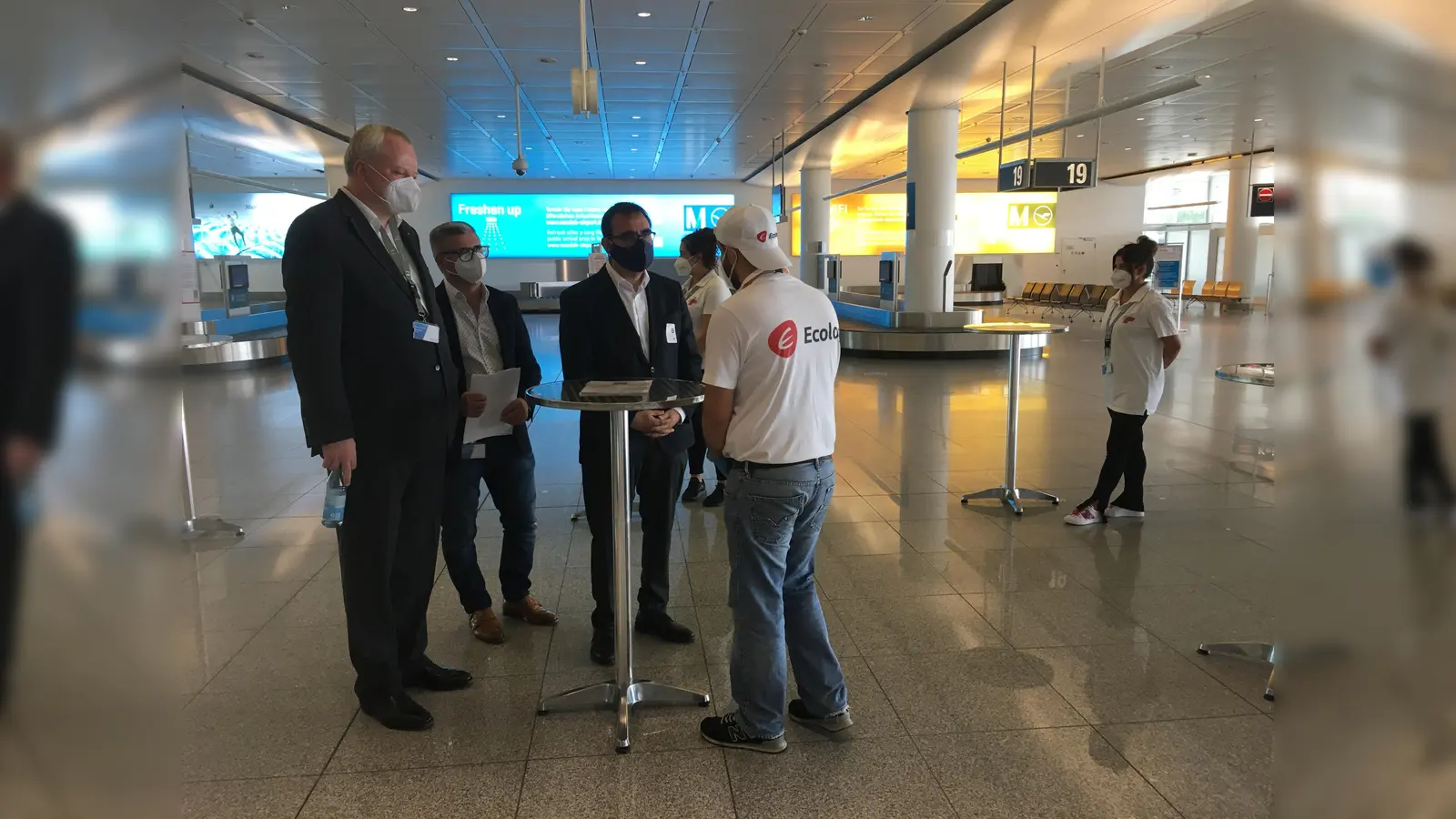 Gesundheitsstaatssekretär Holetschek dankt den Mitarbeitern von Ecolog im Bereich des Testcenters für Einreisende aus einem Risikogebiet für ihr Engagement. (Foto: Jörg Säuberlich)