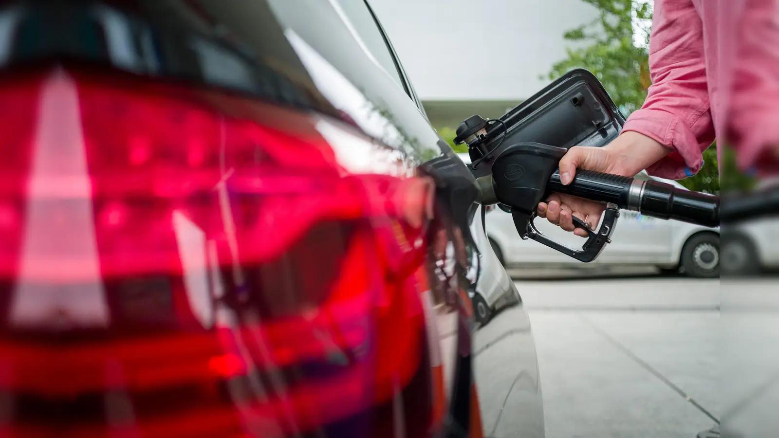 Nach Faschbetankung keinesfalls den Motor starten. Auch die Fahrertüre sollte zu bleiben.  (Foto: ADAC/ Martin Hangen)