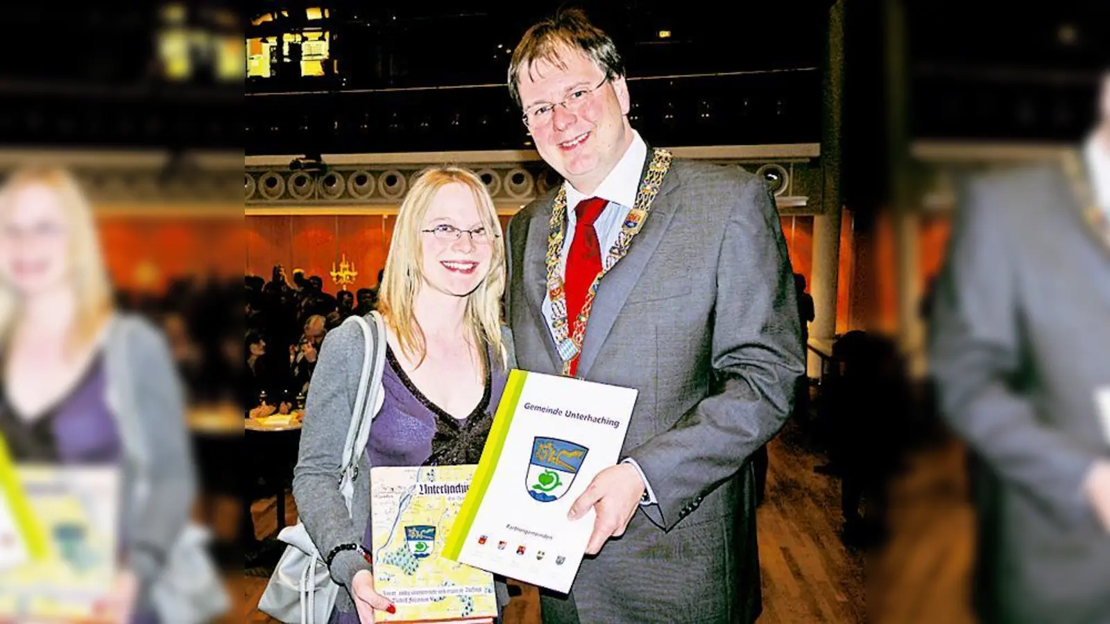 Bürgermeister Wolfgang Panzer überreicht der 18-jährigen Johanna Türkes im Festsaal des Kubiz den Bürgerbrief.   (Foto: Kohnke)