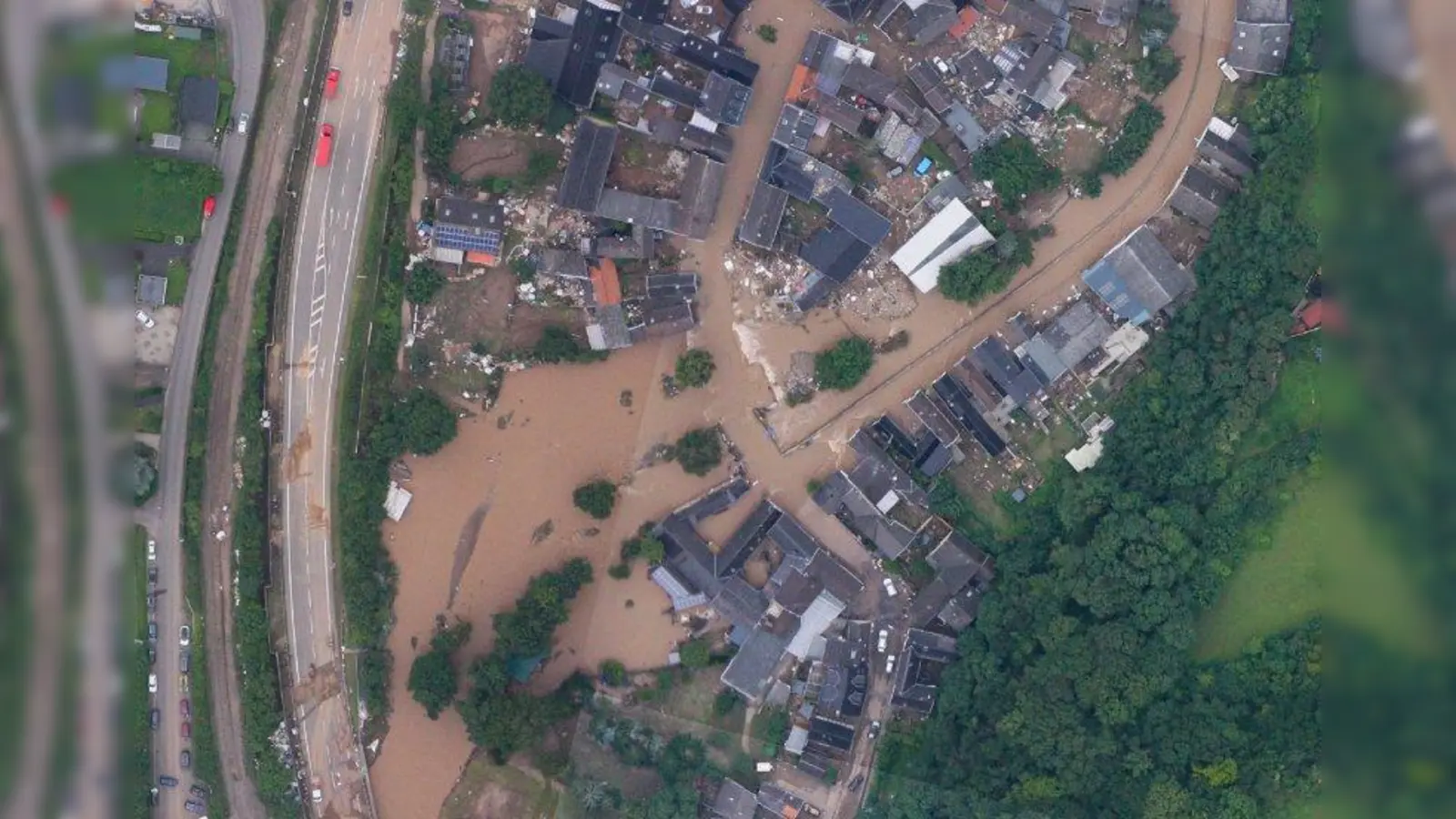 DLR-Luftbildaufnahme vom überschwemmten Ort Schleiden. (Foto: DLR-ZKI)