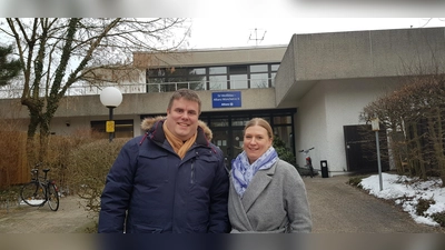 Dorothea Wiepcke und Patric Wolf vor dem Vereinsheim SV Weißblau Allianz, wo die Versammlung stattfand (Foto: CSU)