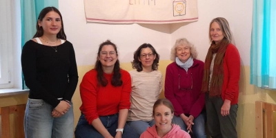 Haupt- und ehrenamtliche Mitarbeiter engagieren sich im Familienzentrum Laim für die Familien im Viertel. Im Bild von links: Laura Kloos, Anja Bloch, Christiane Finger, Angelika Mayer, Christiane Rolny (Leiterin) und Verena Baumann (vorne). (Foto: Familienzentrum Laim)