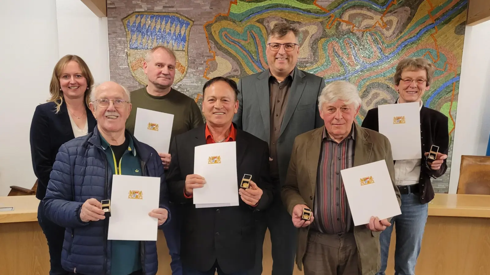 Johann Fritz, Lorenz Wittmann, Michael Keller (vorne von links nach rechts), Sabine Schöttl (SGL unB Dachau), Günter Schön, Landrat Stefan Löwl und Barbara Karcher (hinten von links nach rechts). (Foto: Landratsamt Dachau, Amadea Satzinger)