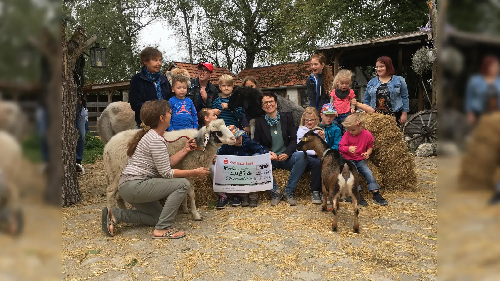 Gruppenbild mit Alpaka Nacho auf ‚Monis Farm‘ in Garching. (Foto: privat)