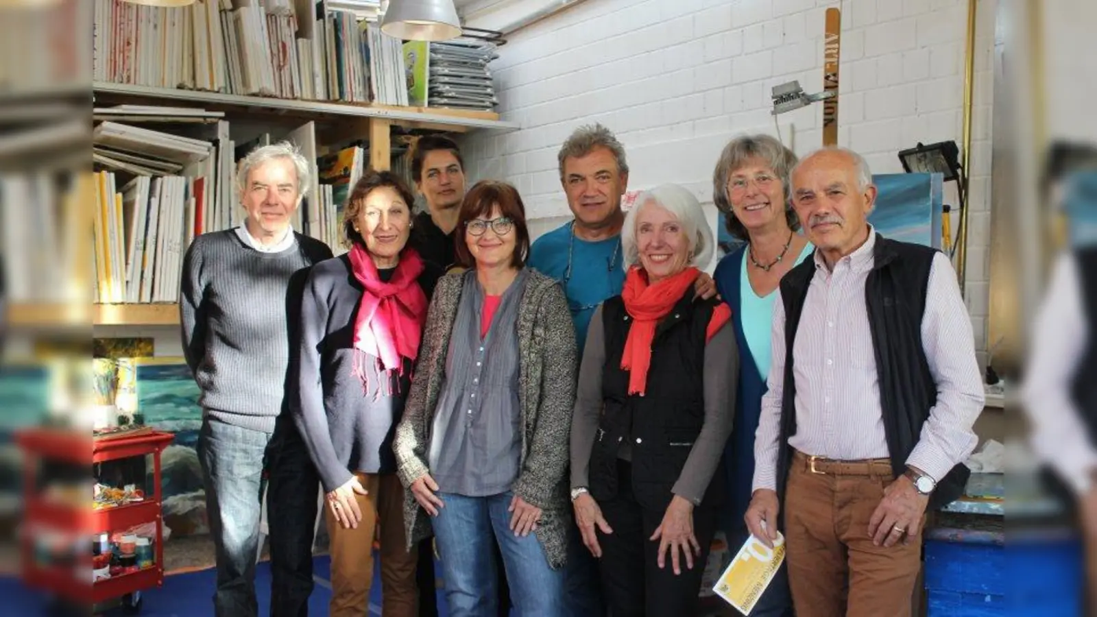 Ein Teil der Künstler, die bei den 20. Ateliertagen Menzing dabei sind (v.l.): Christian Kunz, Ursula Tilmetz, Irina Schicketanz, Gabriele Strehlau, Mike Keilbach, Maja Rodrian, Andrea Leuchs und Hans Illner. (Foto: sb)