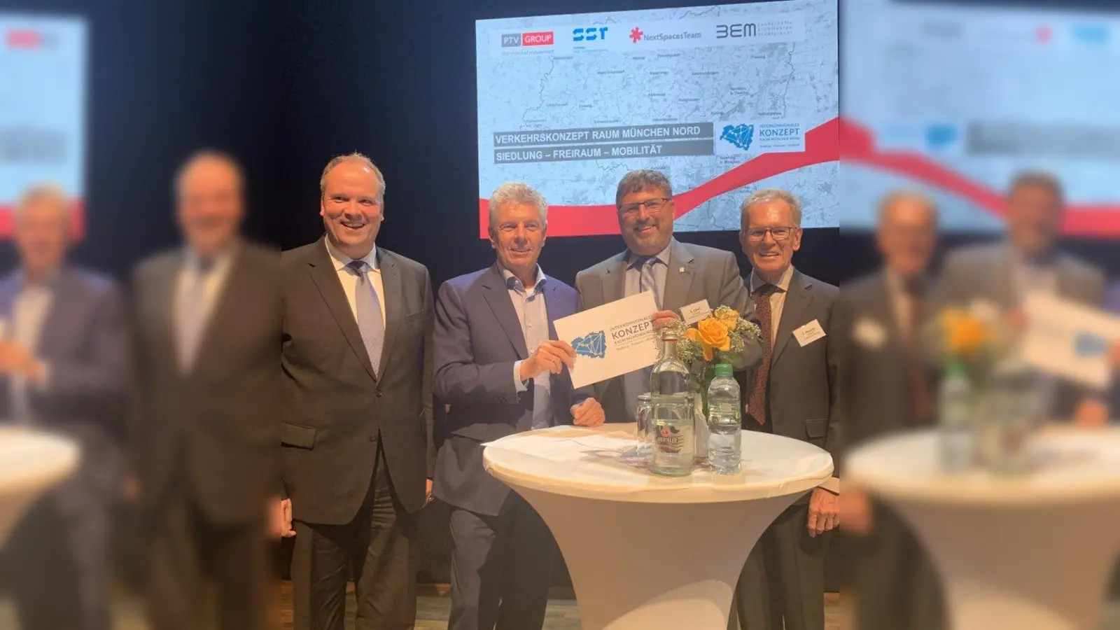 Haben eine gemeinsame Abschlusserklärung zum „Verkehrskonzept Raum München Nord“ unterschrieben (von links): Christoph Göbel, Landrat des Landkreises München, Oberbürgermeister Dieter Reiter, Stefan Löwl, Landrat des Landkreises Dachau, und Josef Hauner, Landrat des Landkreises Freising. (Foto: LRA Dachau)