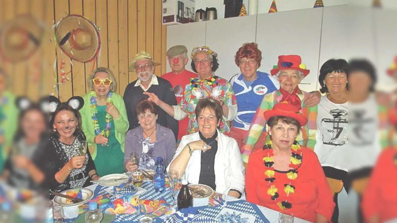 Bunt und kostümiert: So gehts beim Faschingskegeln der »Plötzlich ist man allein-Gruppe« zu. (Foto: Röser)