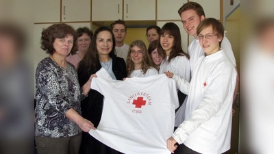 Mit den neuen T-Shirts kann man die Mitglieder des CSG-Sanitätsteams schnell erkennen; das finden neben den Schülerinnen und Schülern auch (v.l.) Elternbeirätin Martina Bruns, Lehrerin Karin Eck als Leiterin des Saniteams, Kunstlehrerin Petra Liebl-Osborne sowie (hinten) Monika Nickel von der Schulleitung. (Foto: Eva Schraft)