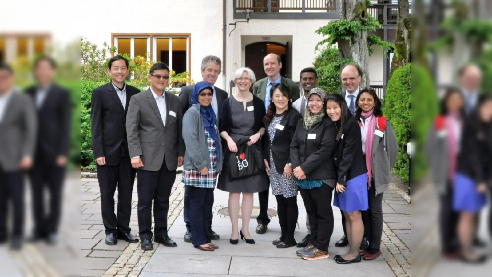 Die Besucher aus Singapur mit Schulleitung und Mitarbeitern des St.-Anna-Schulverbunds<br>im Hof der Reinhard-Wallbrecher-Grundschule in Solln. (Foto: pi)