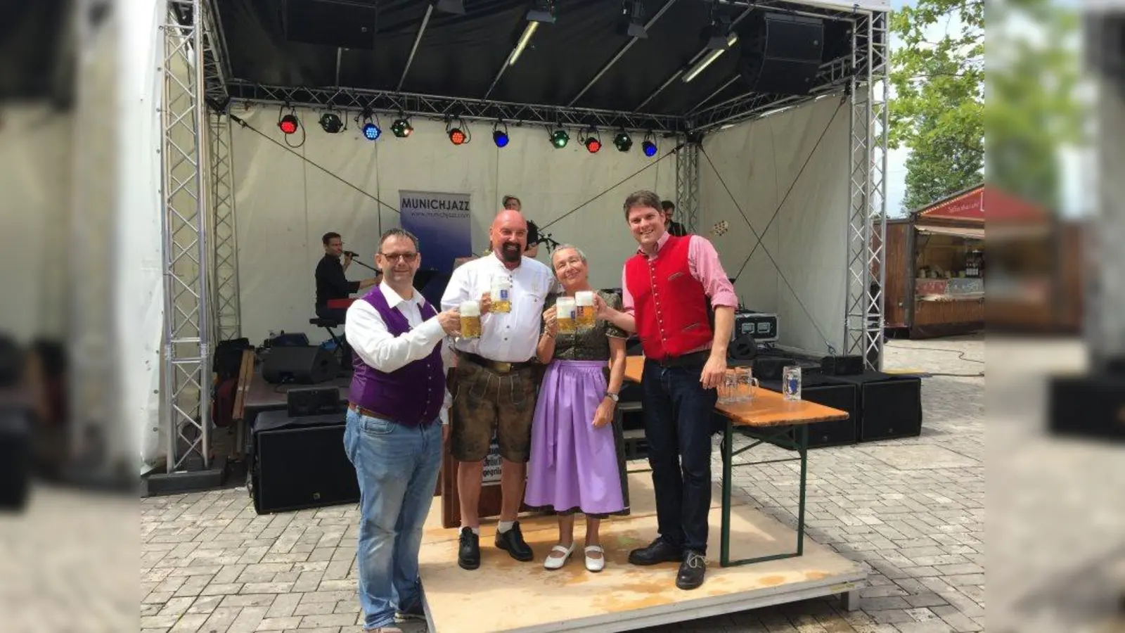 Der Bezirksausschuss Sendling lädt zum Harras-Fest ein: René Kaiser, Dieter Mayer (Augustiner Brauerei), Heidemarie Simon, Markus S. Lutz (von links). (Foto: BA6)