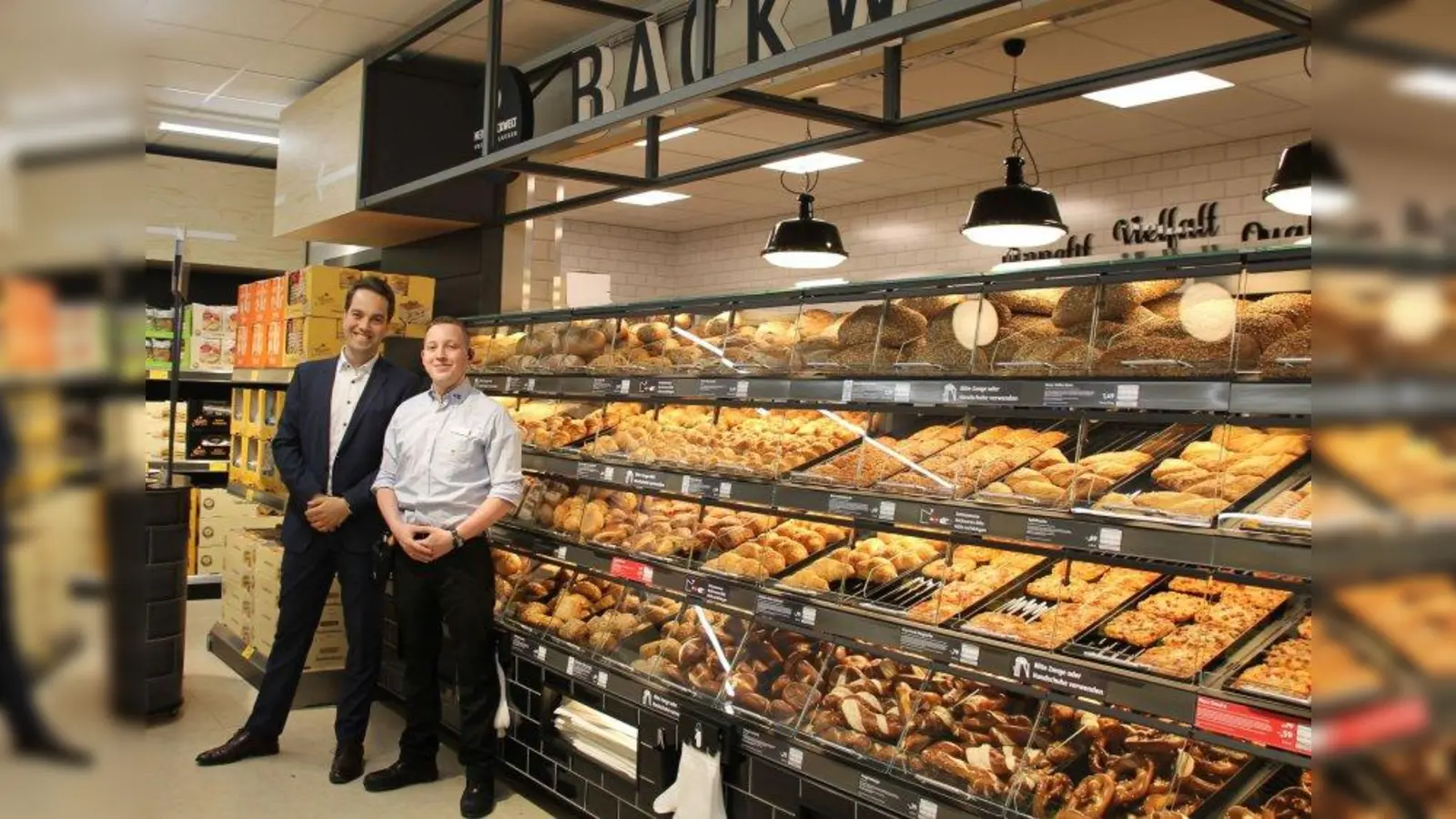 Eine ganz neue Innovation in der ALDI Filiale an der Max-Bill-Straße ist die manuelle Backwelt. Regionalverkaufsleiter Stefan Rudolf (l.) und Filialleiter Michael Knüppel freuen sich über das große, frische Sortiment, das sie anbieten können. (Foto: bb)