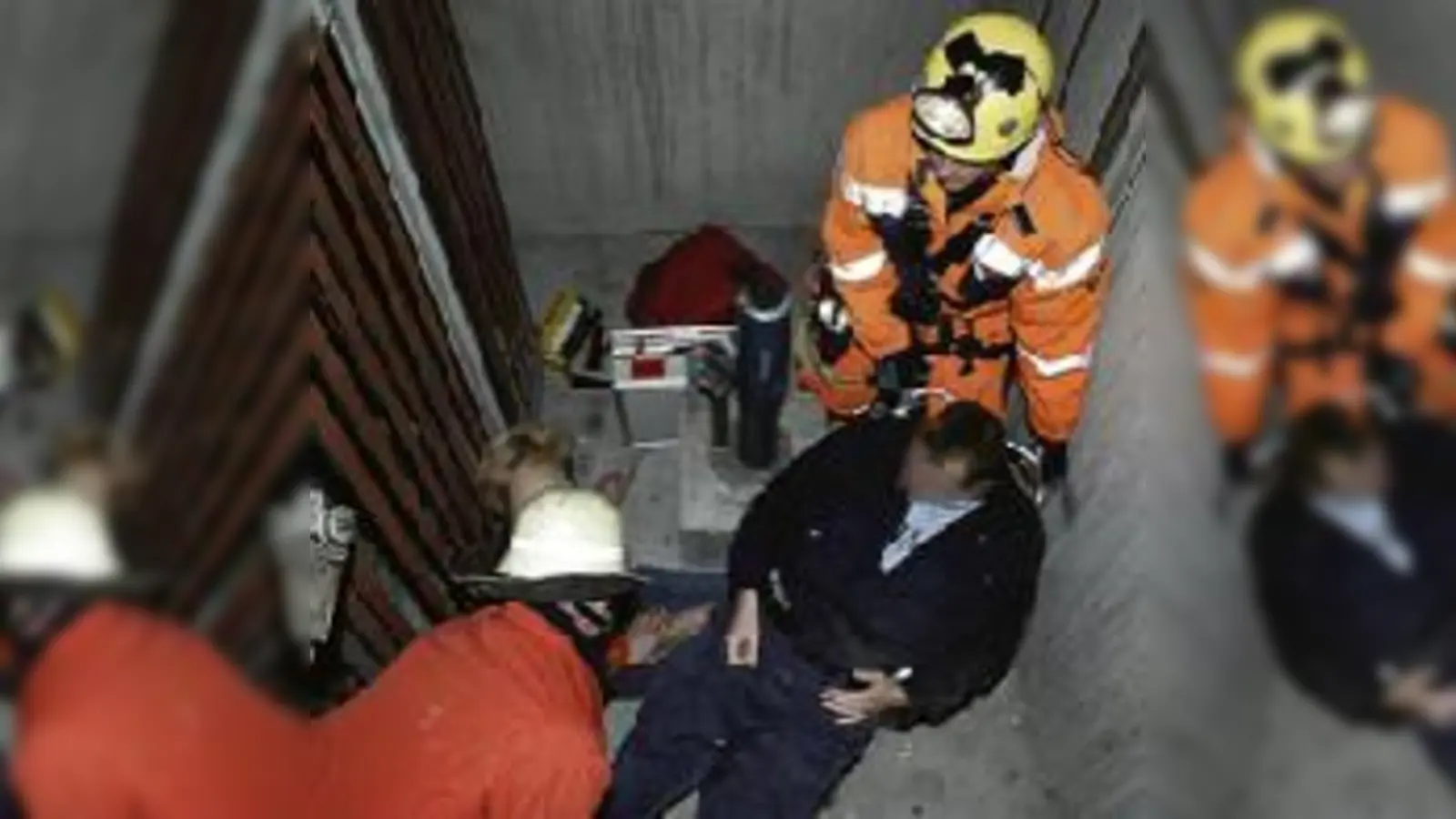 Die Feuerwehr rettet die Verletzten aus dem <br><br>Aufzugschacht.	  (Foto: Feuerwehr)