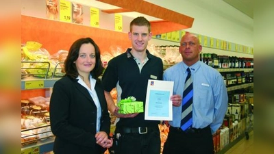 ALDI-Azubi Michael Pielmeier (Mitte) zusammen mit der zuständigen Bereichsleiterin Susanne Auerbach und Filialleiter Karsten Schürba. (Foto: sb)