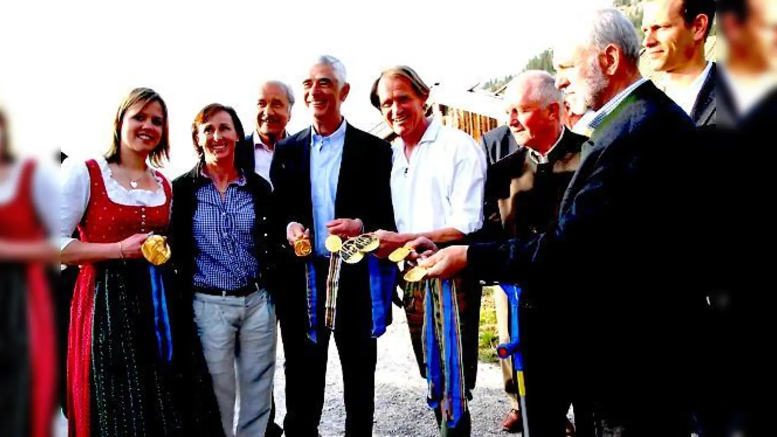 Die bayerischen Olympiasieger kamen zur Ausstellungseröffnung nach Schliersee: Viktoria Rebensburg, Marina Kiehl, Manfred Schnelldorfer, Dr. Erhard Keller, Markus Wasmeier, Wolfgang Zimmerer und Peter Utzschneider (v. li.).	 (Foto: Wasmeier Museum)