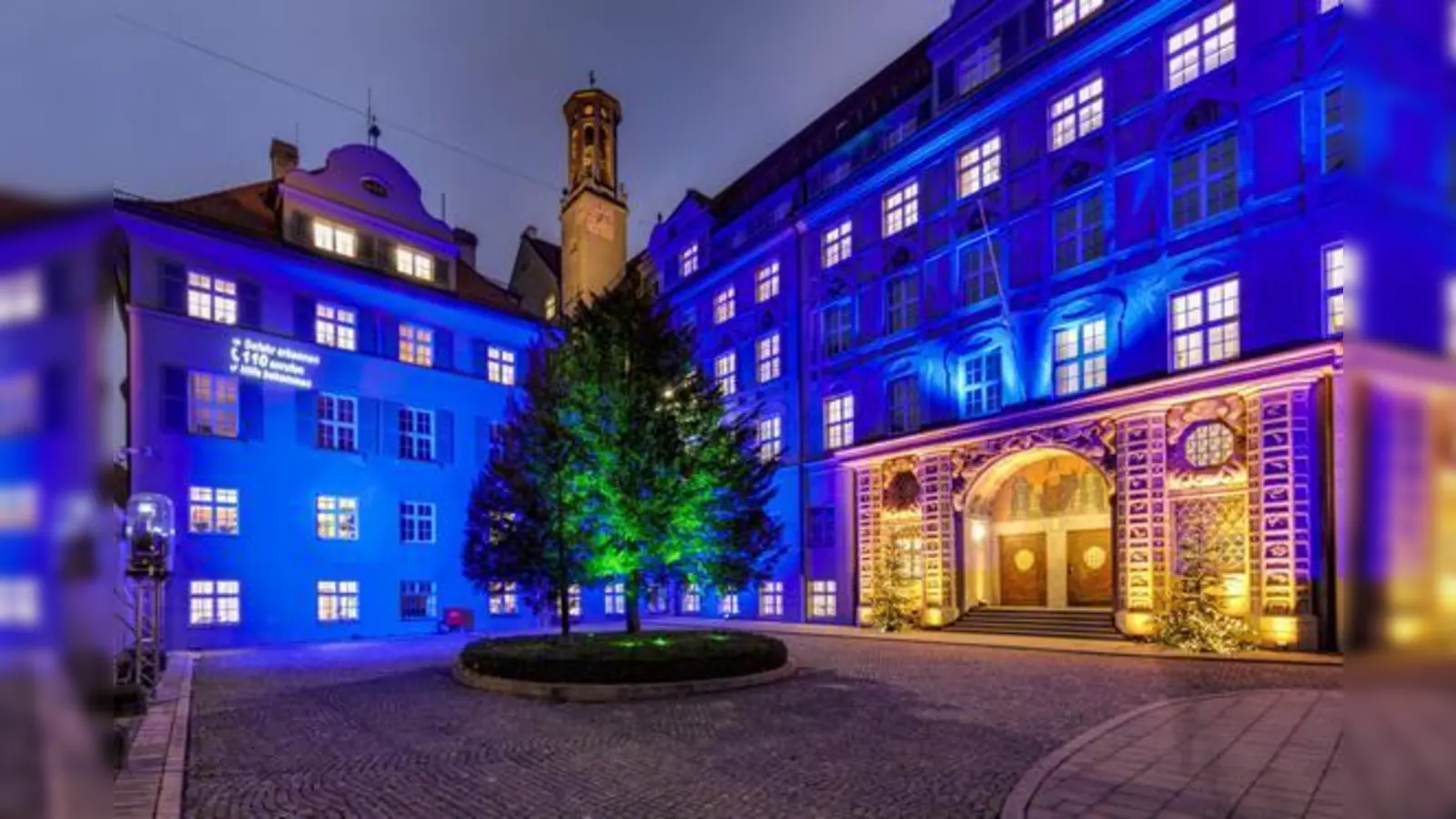 Auch das Münchner Polizeipräsidium in der Ettstraße zeigt sich in der Adventszeit von seiner schönsten Seite.	 (Foto: PP München)