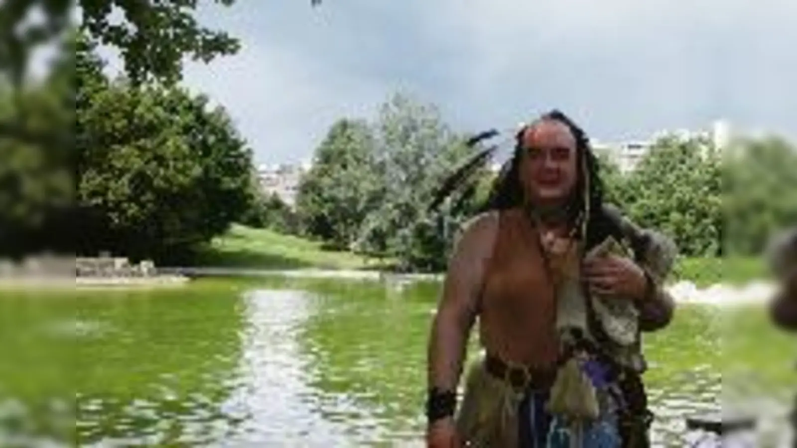 »Sein« Olympiadorf zeigt »Isarindianer« Willy Michl der Münchener Nord-Rundschau im August. Das wurde zu einer lebendigen Geschichts-Exkursion. (Foto: em)