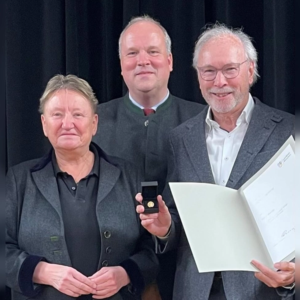 Für seine langjährigen Verdienste für den Tennisclub Großhesselohe wurde Roland Benedikt (r.) geehrt. Es gratulierten Pullachs Bürgermeisterin Susanna Tausendfreund und Landrat Christoph Göbel.  (Foto: hw)