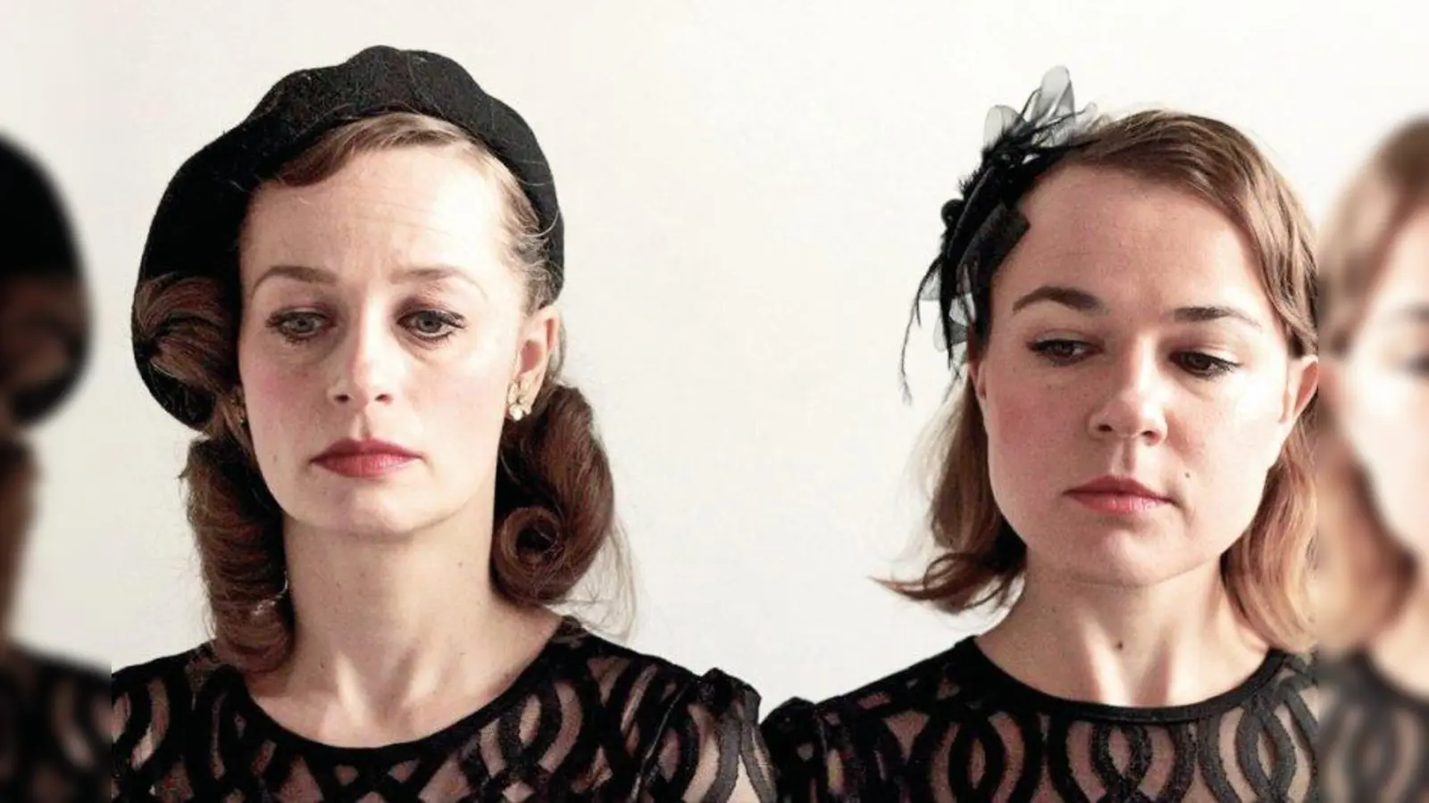 Julia Loibl (l.) und Theresa Hanich präsentieren lauter kleine Textjuwelen: skurril, böse, lustig, gnadenlos, spitzzüngig und pointiert. (Foto: pi)