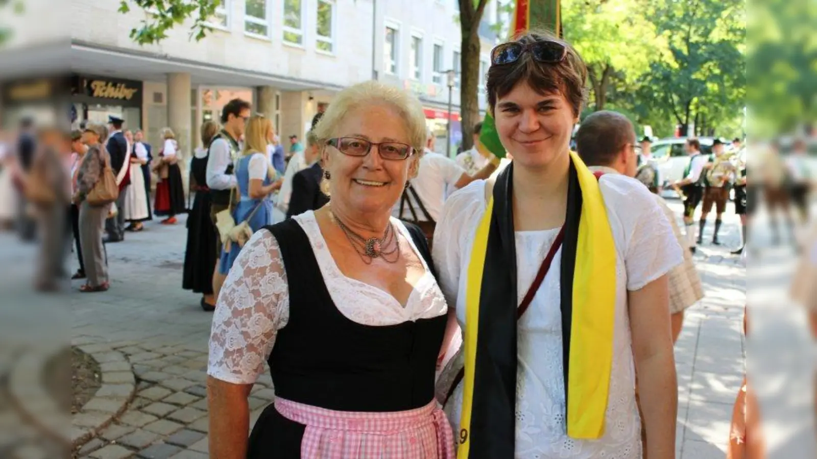 Ingeborg Staudenmeyer, die 1. Vorsitzende des „Vereins für Stadtteilkultur Neuhausen-Nymphenburg e.V.”, zusammen mit Anna Hanusch, der Vorsitzenden des Bezirksausschusses Neuhausen-Nymphenburg (BA 9). (Foto: sb)