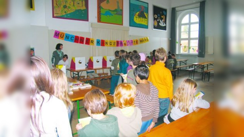 Abstimmung an den Urnen: Die stadt München hatte einen Wahlkoffer zur Verfügung gestellt. (Foto: UNICEF-Gruppe München)