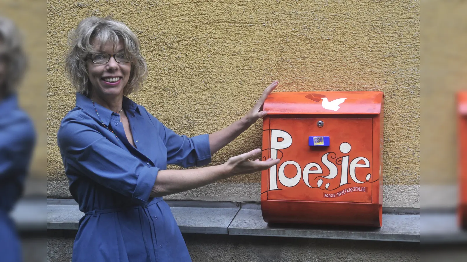 Katharina Schweissguth präsentierte 2013 zum ersten Mal ihren Poesiebriefkasten. Dieser feiert nun beim Festival „Ois Giasing!” seinen 10. Geburtstag. (Foto: privat)