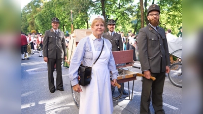 Angelika Gumowski, Johannes Niedermeier, Bernhard Seidenath und Tizian Bartling mit der Handmarie. (Foto: BRK - Kreisverband Dachau)